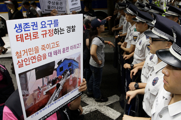 ‘용산 참사 범국민대책위원회’ 소속 회원들이 3일 오전 서울 종로구 내자동 서울지방경찰청 앞에 모여 “주상용 서울경찰청장 즉각 퇴진”을 촉구하고 있다.  김명진 기자 littleprince@hani.co.kr