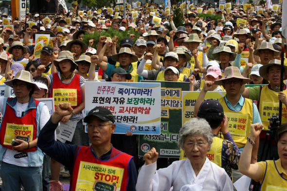 전국교직원노동조합(전교조) 전국 분회장들과 소속 교사들이, 5일 오후 서울역 광장에서 열린 전국분회장 결의대회에서 경찰의 전교조 사무실 압수수색에 항의하며 ‘민주주의 사수, 표현의 자유 보장, 시국선언 탄압 중지’ 등을 주장하는 구호를 외치고 있다.   강재훈 선임기자 khan@hani.co.kr