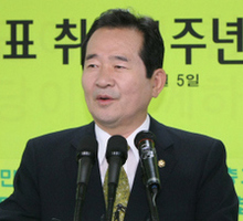 정세균 민주당 대표가 5일 오전 서울 여의도 당사에서 취임 한 돌을 맞아 기자간담회를 하고 있다.   김진수 기자 jsk@hani.co.kr