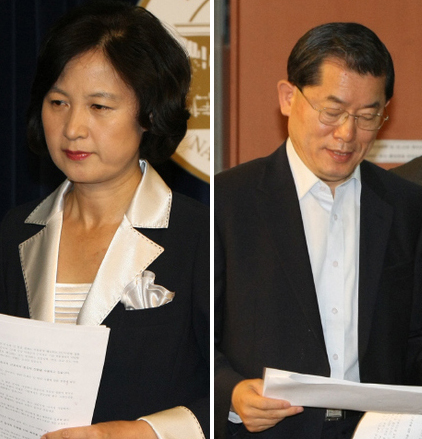 추미애 국회 환경노동위원회 위원장이 5일 오후 국회에서 기자회견을 열어 “비정규직 해고대란은 없었고, 오히려 공기업의 해고만 드러나고 있다”며, 정부·여당의 비정규직법 유예 추진 포기를 촉구한 뒤 회견장을 나서고 있다. (왼쪽) 문국현 창조한국당 대표도 기자회견을 열어 “비정규직법 족쇄 연장은 2000만 근로자에 대한 배신이며, 반인권적 반사회적 파렴치 행위다”라고 밝혔다. 김진수 기자 <A href="mailto:jsk@hani.co.kr">jsk@hani.co.kr</A>