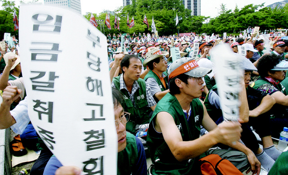 작자 미상의 고려가요 ‘청산별곡’은 고달픈 삶을 살아가는 민중의 비애와 고뇌를 주된 내용으로 하고 있다. 사진은 생존권 투쟁에 나선 비정규직 노동자들.  <한겨레> 자료사진