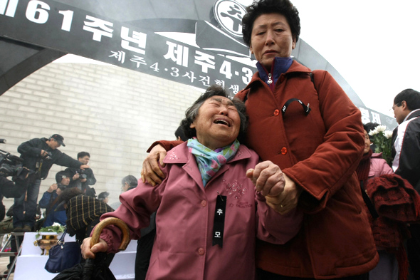 지난 4월3일 열린 제61주년 제주 4·3사건 희생자 위령제에서 당시 아버지를 잃은 강일화(79) 할머니가 오열하며 걸어나오고 있다. 이정아 기자 leej@hani.co.kr