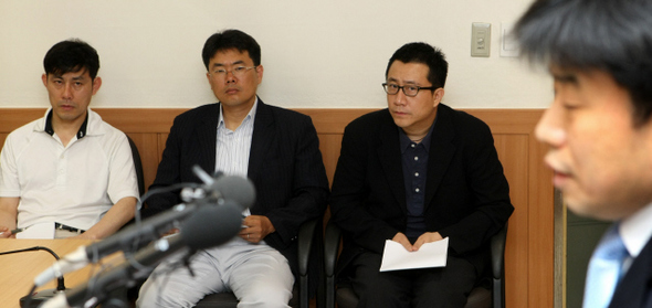 공정거래위원회가 대중문화예술인 표준전속계약서를 공시한 7일 오전 서울 서초구 공정위 브리핑실에서 연예계 관계자들이 이성구 공정위 소비자정책국장(맨오른쪽)의 발표내용을 듣고 있다. 왼쪽부터 강석호 대한가수협회 이사, 문제갑 한국 방송영화공연예술인노조 정책위의장, 홍종구 한국연예매니지먼트협회 부회장.  이정아 기자 leej@hani.co.kr