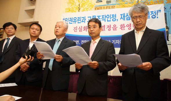 진실·화해를 위한 과거사정리위원회의 ‘전민학련·전민노련 반국가단체 조작의혹사건(학림사건)’에 대한 재심권고 결정과 관련해, 이태복(왼쪽 셋째) 전 보건복지부 장관 등 당사자들이 7일 오전 서울 명동의 한 찻집에서 서울고법에 재심 신청을 하겠다고 발표하고 있다. 왼쪽부터 박문식 제원회계법인 대표, 민병두 전 의원, 이 전 장관, 이선근 경제민주화를 위한 민생연대 대표, 신철영 전 국민고충처리위원회 위원장.  김태형 기자 xogud555@hani.co.kr