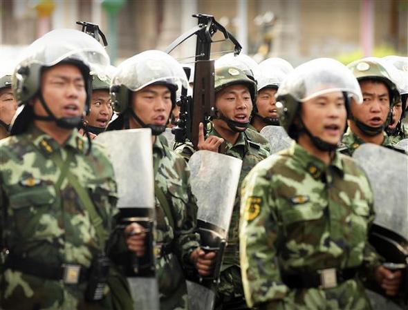  격발식 활(석궁)까지 들고 무장한 중국 군인들이 8일 신장위구르자치구 성도 우루무치에서 위구르족들의 반중시위와 한족-위구르족 간 충돌을 막기 위해 시내에 배치됐다.  우루무치/AFP 연합