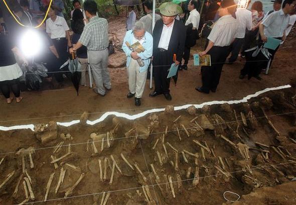 진실ㆍ화해를위한과거사정리위원회 관계자들이 9일 오전 충남 공주시 상왕동 야산에서 발굴된 228구 이상의 유해와 탄피,탄두 등을 설명하고 있다. 유해는 대부분 줄에 묶여 무릎을 꿇은 상태로 발굴됐다. (공주=연합뉴스)