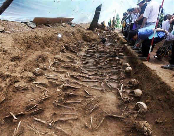 진실·화해를 위한 과거사정리위원회 관계자들이 9일 오전 충남 공주시 상왕동 야산에서 발굴된 228구 이상의 유해와 탄피, 탄두 등을 설명하고 있다. 유해는 대부분 줄에 묶여 무릎을 꿇은 상태로 발굴됐다. 공주/연합뉴스