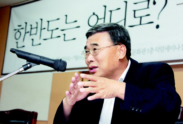  이종석 전 통일부 장관이 9일, 서울 동국대학교 문화관에서 열린 한겨레평화강좌에서 ‘북핵 협상과 남북 관계’에 대해 강연하고 있다.이종찬 선임기자 <A href="mailto:rhee@hani.co.kr">rhee@hani.co.kr</A>kr