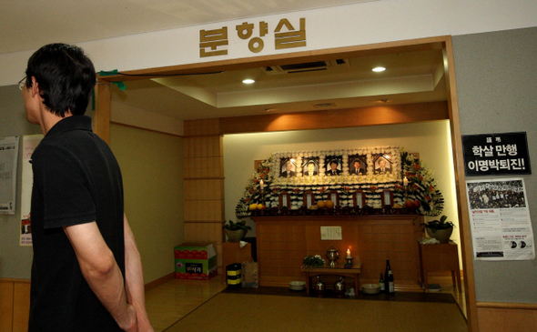 용산 참사 범대위가  12일 오후 서울 용산구 한남동  순천향대병원에서 기자회견 열어 참사 6개월이 되는 20일까지 범대위 요구안 받아들이지 않으면, 시신 공개하겠다고 선언하는 동안 바로 옆 텅빈 분향소에서 한 관계자가 이를 지켜보고 있다.  이들은  이날 대통령의 직접 사과와 진상 규명을 위한 특검제 도입 등을 요구했다.  신소영 기자 viator@hani.co.kr