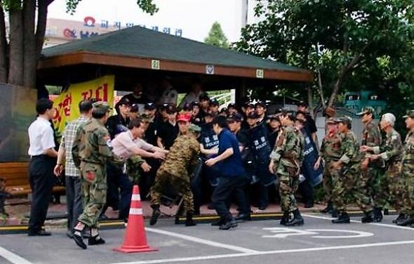 충북지역 보수단체 회원들이 10일 저녁 7시20분께 청주 상당공원에서 노무현 전 대통령 표지석 설치 관련 취재를 하던 기자와 언론단체 회원 등을 폭행하고 있다.   충북민주언론시민연합 제공