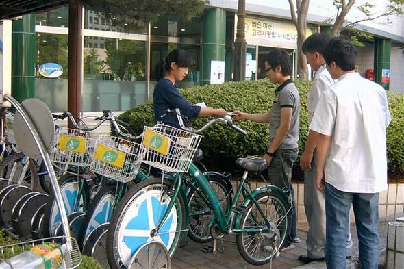 대전시민들이 공용자전거 타슈를 빌리고 있다. 대전시는 올 9월부터 타슈에 무인임대 시스템을 도입한다.  대전시 제공
