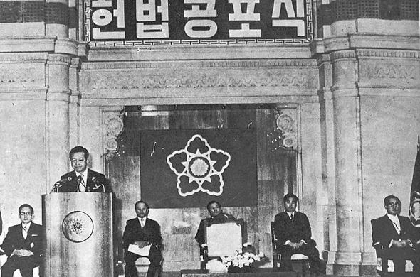 1972년 12월 27일에 정부중앙청사에서 열린 유신헌법 공포식. 민주공화국 대한민국은 죽고, 박정희가 모든 것을 장악한 겨울공화국이 시작되었다.