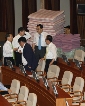 <b>교대 농성</b> 언론관계법 처리를 둘러싸고 국회 본회의장을 동시에 점거한 여야 의원들이 16일 저녁 본회의장 모퉁이에 매트리스와 담요를 쌓아놓은 채 이야기하고 있다. 두 당은 제헌절 행사 차질을 우려해 이날 밤 10시부터 17일 낮 12시까지 원내부대표단 2명씩 모두 4명만 남기고 본회의장을 비우기로 했다.
 박종식 기자 <A href="mailto:anaki@hani.co.kr">anaki@hani.co.kr</A>