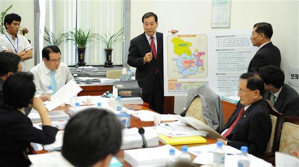 김재욱 청원군수(가운데)가 지난 14일 국회 행정안전위원회를 들러 청원군 부용·강내면의 세종시 편입 제외 당위성을 설명하고 있다.  청원군청 제공