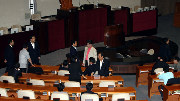 한나라당 의원들이 19일 오전 국회 본회의장의 의장석 주변을 지키고 서서 이야기하고 있다.  박종식 기자 anaki@hani.co.kr