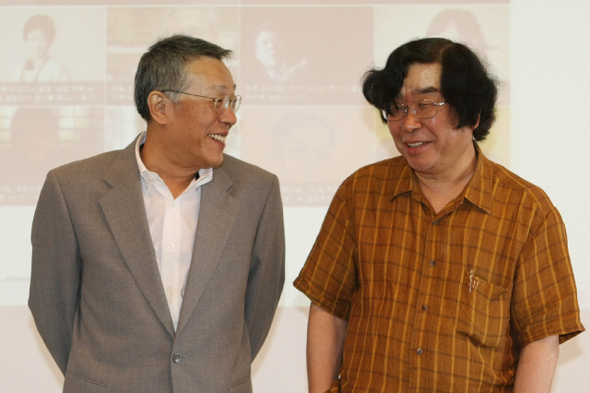 소설가 황석영(사진 왼쪽)씨, 문학평론가 도정일(경희대 명예교수·오른쪽)씨