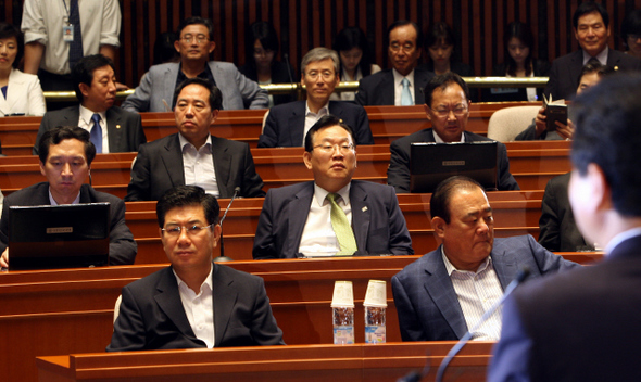 한나라당 의원들이 21일 오전 국회 예결위원회 회의장에서 열린 의원총회에서 언론관련법 협상 경과에 대한 안상수 원내대표의 설명을 듣고 있다. 김봉규 기자 <A href="mailto:bong9@hani.co.kr">bong9@hani.co.kr</A>