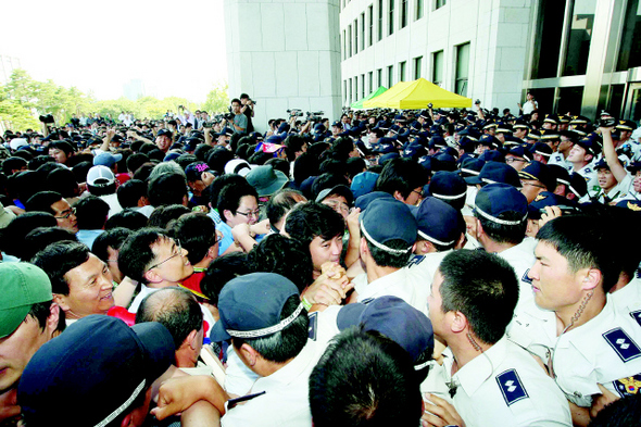 국회에서 미디어법이 통과된 22일 오후 국회 본청 앞에서 언론노조 조합원들이 본청에 진입하려 전경과 몸싸움을 벌이고 있다.  김태형 기자 xogud555@hani.co.kr