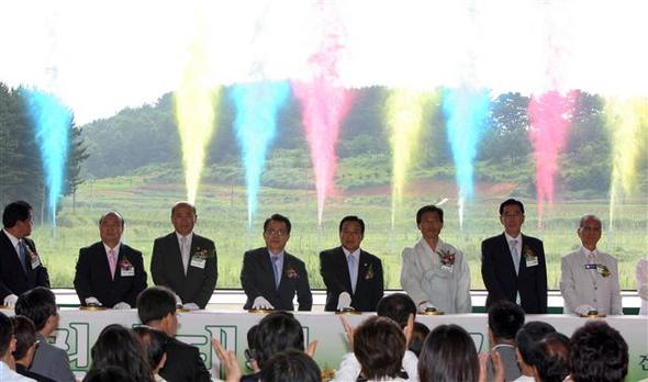  27일 오전 충남 서천군 마서면에서 열린 국립생태원 착공식에서 한승수 국무총리, 이완구 충남도지사, 이만의 환경부 장관과 지역인사들이 착공버튼을 누르자 오색연기가 피어오르고 있다. 국립생태원은 총사업비 3400여원을 들여 2012년 완공될 예정이며 기후변화에 따른 생태계 영향을 연구하고 시민들에게 체험환경교육을 하게 된다. 서천/연합뉴스