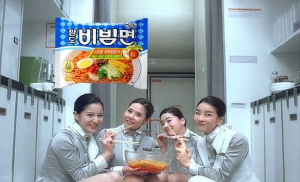 ‘팔도비빔면’ 광고에서는 승객들이 볼 수 없는 공간에 모여 앉은 네댓명의 승무원들이 휴식시간을 이용해 ‘팔도비빔면’을 즐긴다.