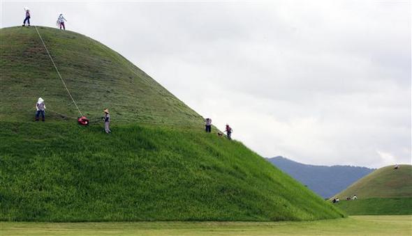 28일 경북 경주 동부사적지에서 작업자들이 왕릉 벌초를 하고 있다. 시는 매년 4-5차례씩 왕릉 벌초작업을 실시하고 있다.경주/연합뉴스