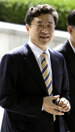김준규 검찰총장 후보자가 29일 오전 서울 서초동 서울고등검찰청 청사로 출근하며 밝게 웃고 있다. 김명진 기자 littleprince@hani.co.kr