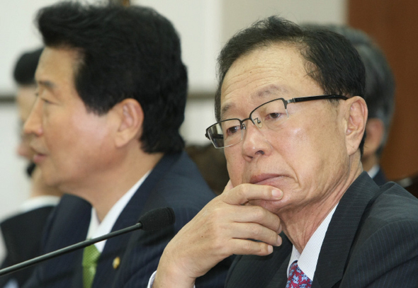 박희태 한나라당 대표가 29일 오전 서울 여의도 당사에서 열린 최고중진연석회의에서 안상수 원내대표의 발언을 듣고 있다.  김진수 기자 jsk@hani.co.kr