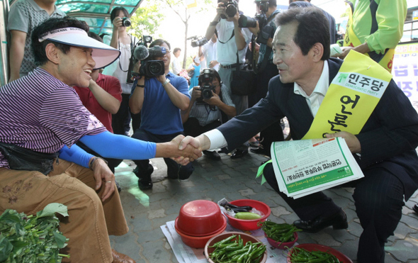정세균 민주당 대표가 29일 오후 경기 안산시 상록수역 근처에서 언론관련법 강행 처리 부당성을 알리는 거리 홍보전에 나서, 한 시민과 악수를 하고 있다.  안산/김진수 기자