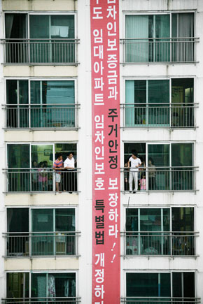 임대사업자 부도로 경매위기에 놓인 대전 대덕구 상서동 반석임대아파트 벽에 27일 ‘임차인 주거권 보장, 특별법 개정’이란 글이 적힌 대형 펼침막이 내걸려 있다.

