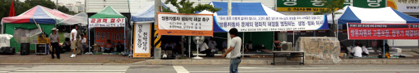 쌍용차 노사 협상 이틀째인 31일 오전 경기 평택시 칠괴동 쌍용자동차 앞에서 문제의 평화적 해결을 촉구하는 천막농성이 이어지고 있다. 평택/김태형 기자 xogud555@hani.co.kr