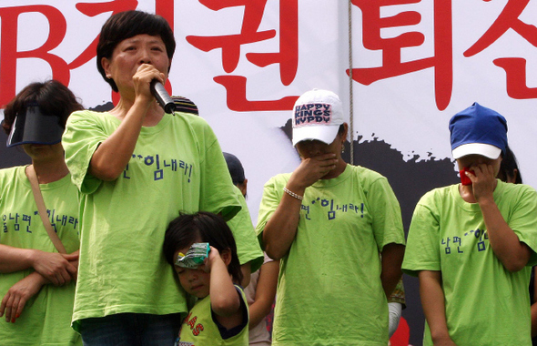 쌍용자동차 노사 협상이 결렬된 2일 오후, 쌍용차 평택공장 안에서 점거농성을 벌이는 노동자 가족들이 평택역 광장에서 열린 집회에 참가해 울고 있다. 이정아 쌍용차노조 가족대책위원장(왼쪽 둘째) 등 가족들은 물과 전기 공급이 끊긴 공장 안에서 파업 농성을 계속하는 노동자들의 어려운 상황을 전하며 평화적 해결을 호소했다.  평택/김경호 기자 <A href="mailto:jijae@hani.co.kr">jijae@hani.co.kr</A>