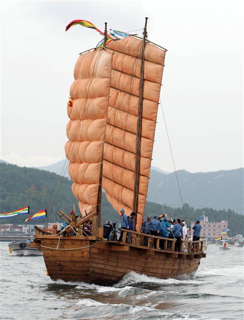 고려시대 탐진(강진)과 개경(개성)을 오갔던 고려 청자 운반선을 복원한 ‘온누비호’가 3일 전남 강진군 마량항을 떠나 힘차게 물살을 가르고 있다. 길이 19m, 너비 5.8m, 높이 2.2m인 온누비호는 태안 안면도와 안산 여흥도, 강화도 인근 북방한계선을 항해한 뒤 8일 강진청자축제에 맞춰 귀항한다.   강진/연합뉴스