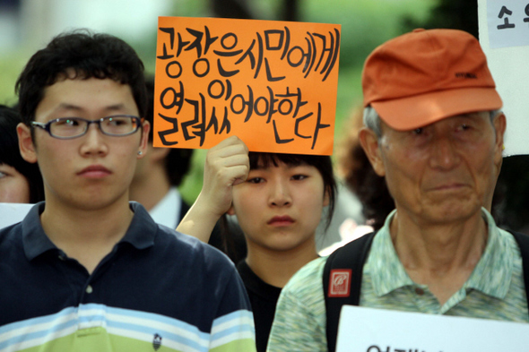  참여연대 등 시민단체 회원들과 민주당 등 야 4당 당직자들이 4일 오전 서울 중구 태평로 서울시청 본관 앞에서 ‘광화문 광장 기자회견 강제 연행 규탄과 표현의 자유보장 요구 기자회견’을 열어 광화문 광장 조례 폐지와 표현의 자유 보장 등을 촉구하고 있다. 이들은 “지난 3일 경찰이 광화문광장에서 표현의 자유를 보장하라는 시민단체의 기자회견을 불법집회로 몰아 참석자들을 연행한 것은 이 정부의 속내를 명백히 보여주는 사건”이라며 “시민들이 스스로 의사표현을 하기 위한 가장 기본적 행위마저도 불법적으로 진압하는 정부의 행태를 규탄한다”고 말했다. 경찰은 이날 기자회견 역시 ‘미신고 불법집회’로 규정하고 해산명령을 했으나 참가자를 연행하지는 않았다.
  김태형 기자 xogud555@hani.co.kr