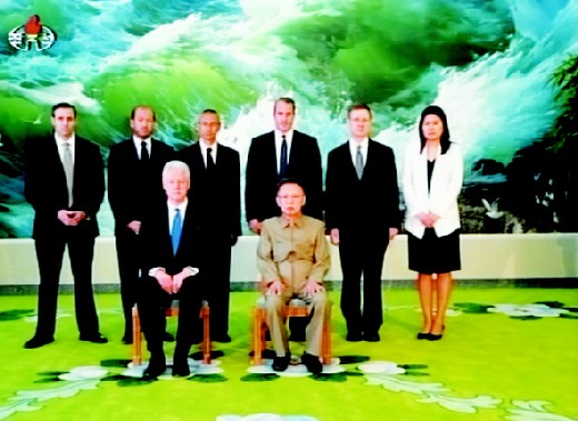 김정일 북한 국방위원장이 4일 빌 클린턴 전 대통령을 비롯한 미국 쪽 방문단과 함께 백화원 영빈관에서 기념사진을 찍고 있다. 조선중앙방송 촬영/연합뉴스