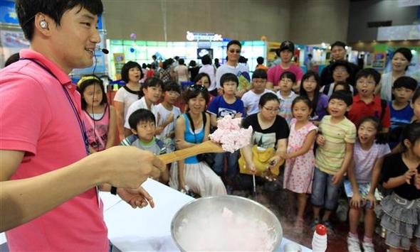  5일 고양시 일산 킨텍스에서 열린 ‘2009 대한민국과학축전’에서 어린이와 학부모들이 액체질소를 이용해 즉석에서 아이스크림을 만드는 모습을 신기한 듯 바라보고 있다. 한국과학창의재단과 한국과학기술기획평가원이 공동 주관한 과학축전은 ‘과학과 창의가 만드는 녹색 미래’를 주제로 9일까지 열린다. 고양/연합뉴스