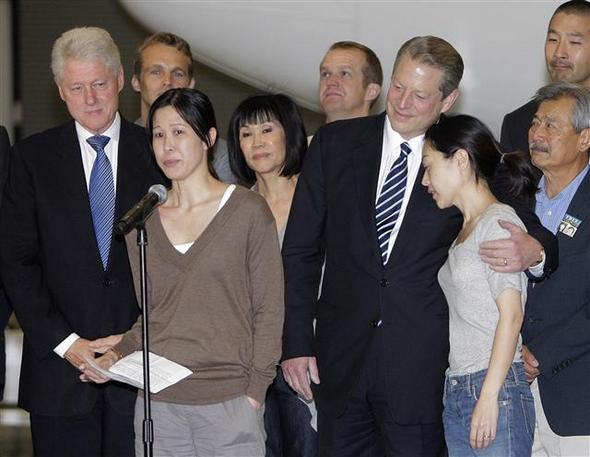 북한에 억류됐다가 풀려난 미국 여기자들이 5일 미국 캘리포니아주 베르뱅크에 있는 밥호프공항에 도착해 기자회견을 하고 있다. 앞줄 왼쪽부터 차례대로 빌 클린턴 전 대통령, 로라 링, 앨 고어 전 부통령, 유나 리.  베르뱅크/ AP 연합