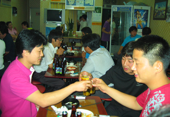 전북 전주시 전북도청 주변의 한 가맥집에 시민들이 모여 맥주를 마시고 있다.