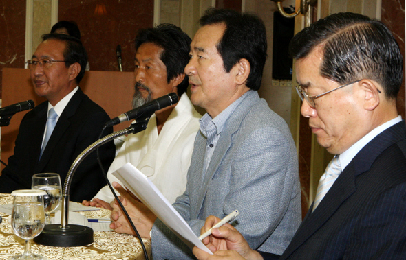 정세균 민주당 대표가 9일 오전 서울 여의도 렉싱턴 호텔에서 ‘야4당대표 쌍용자동차 관련 공동기자간담회’에서 쌍용차 무더기 구속 사태에 대해 “힘으로 밀어붙이는 공안통치에 의존하는 상황”이라며 이를 비판하고 있다. 왼쪽부터 노회찬 진보신당 대표, 강기갑 민주노동당 대표, 정 대표, 문국현 창조한국당 대표.  강재훈 선임기자 khan@hani.co.kr