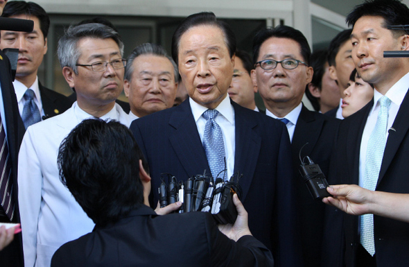 김영삼 전 대통령이 10일 오전 김대중 전 대통령이 입원 중인 서울 서대문구 신촌세브란스병원을 방문해 가족을 만난 뒤 병원을 나서며 취재진의 질문을 받고 있다.  신소영 기자 viator@hani.co.kr