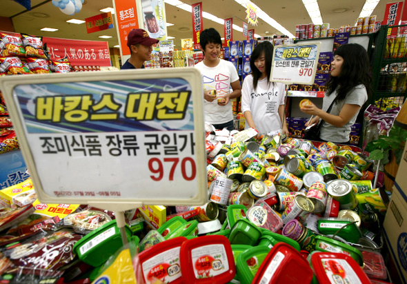  10일 오후 서울 중구 롯데마트 서울역점에서 여름휴가용품 할인 판매하는 행사를 벌이자 손님들이 몰려 물건을 고르고 있다. 이번 행사는 오는 12일까지 롯데마트 각 점포별로 열린다.  이종근 기자 root2@hani.co.kr