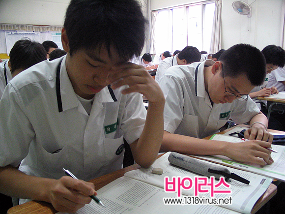 대학 진학을 위해 공부에 매진하는 학생들  ⓒ 바이러스 자료사진