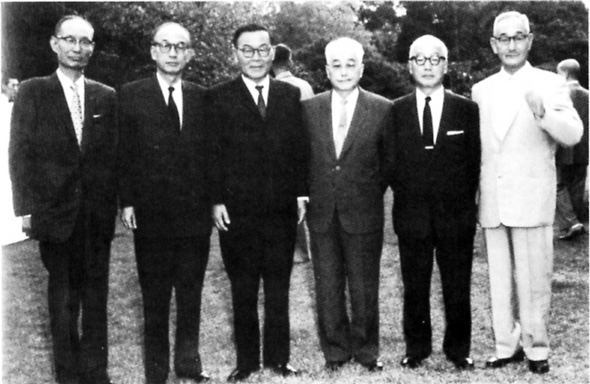 1960년 윤보선 대통령 취임 직후 윤씨 집안 인물들이 경무대에 모였다. 왼쪽부터 일선(서울대 총장), 치영(국회 부의장), 보선(대통령), 치왕(육군 의무감), 치창(주영공사), 영선(농림부장관) 등.  <한겨레> 자료사진