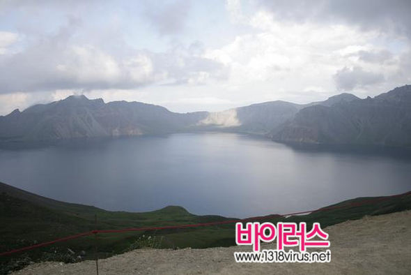 이게 바로 천지이다.  사진으로만 보던 천지를 실제로 보니, 정말 웅장했다.   ⓒ 인터넷뉴스 바이러스