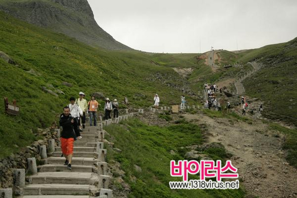 많은 등산객들이 천지을 구경하고 내려오고 있다.  ⓒ 인터넷뉴스 바이러스