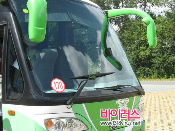 백두산 입구에서 천지 앞까지 우리를 태워다준  버스, 백미러가 더듬이 처럼 툭 튀어나온 것이 재미있다.  ⓒ 인터넷뉴스 바이러스