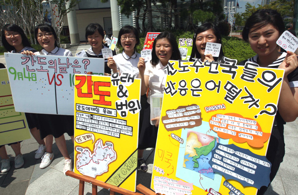 부산지역 3개 특수목적고 반크 동아리 학생들이 100년 전 청일간 이뤄진 ‘간도협약’의 부당함을 알리는 ‘간도찾기 캠페인’을 15일 낮 해운대 센텀시티에서 벌이고 있다.
