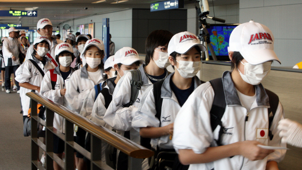 국내에서 ‘신종 인플루엔자 A(H1N1)’ 감염으로 인한 두 번째 사망자가 발생한 16일 오후 인천공항에서 일본인 단체 관광객들이 마스크를 한 채 검역대를 통과하고 있다. 일본에서도 15일 신종 플루로 첫 사망자가 나왔다.  인천공항/김경호 기자 jijae@hani.co.kr