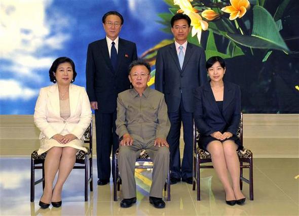 북한 김정일 국방위원장이 16일 방북중인 현정은 현대그룹 회장 일행과 면담을 마친 뒤 기념사진을 찍었다. 김 위원장의 오른쪽은 정지이 현대 유엔아이(U&I) 전무. 뒷줄에는 김양건 노동당 통일전선부장 겸 조선아시아태평양평화위원회 위원장(왼쪽)과 최규훈 현대아산 계약지원실장이 서 있다. 평양/조선중앙통신 연합