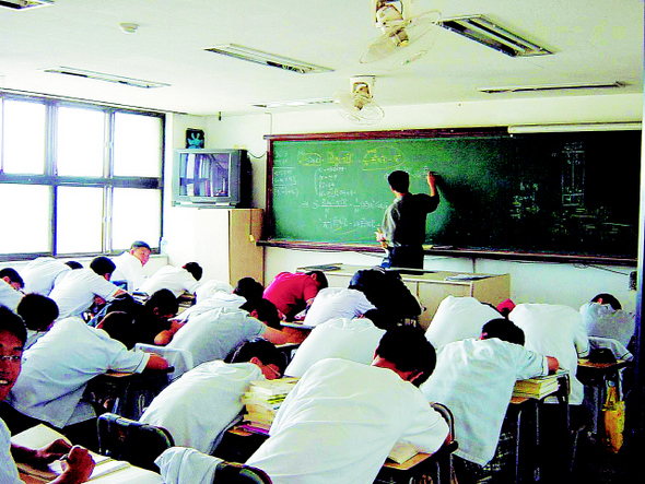 보충수업 시간에 잠자는 학생들.  <한겨레> 자료사진