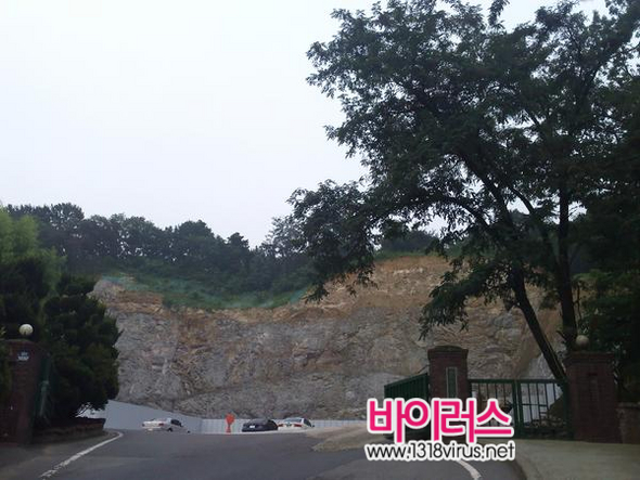 산을 깎아서 만든 교사들의 주차장  ⓒ 인터넷뉴스 바이러스
